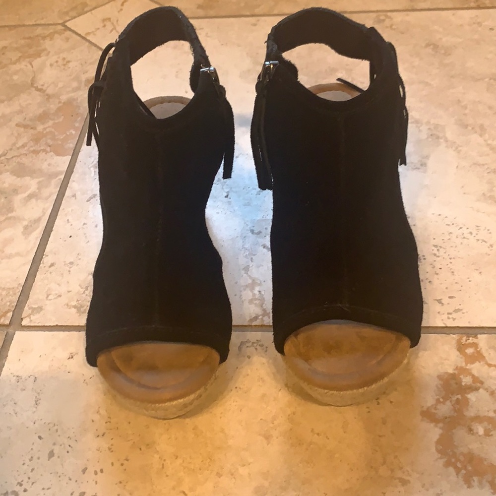 Minnetonka Blair Black Fringed Peep Toe Wedges